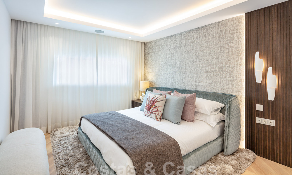 Ático superior en primera línea de playa en venta con vistas frontales al mar en Puente Romano en la Milla de Oro de Marbella 52902