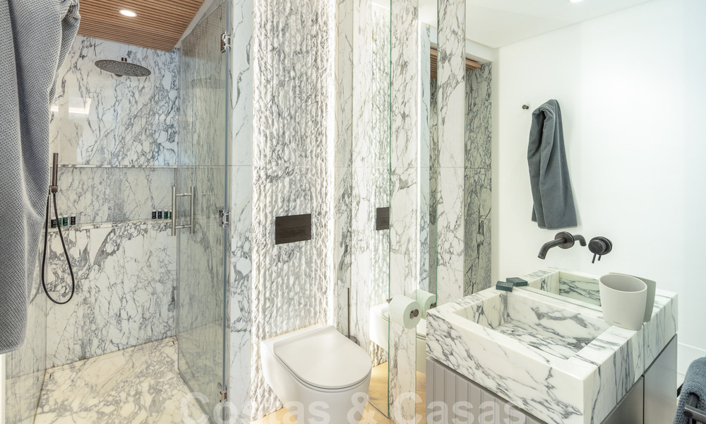 Ático superior en primera línea de playa en venta con vistas frontales al mar en Puente Romano en la Milla de Oro de Marbella 52903