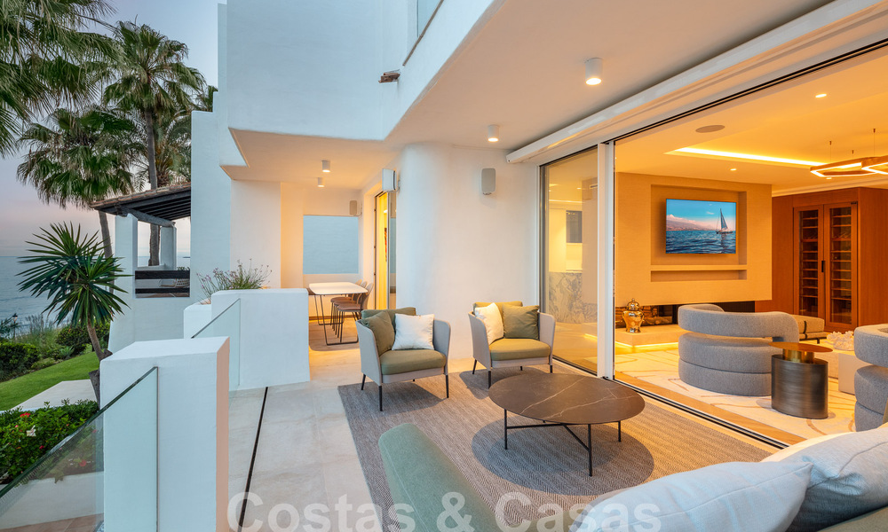 Ático superior en primera línea de playa en venta con vistas frontales al mar en Puente Romano en la Milla de Oro de Marbella 52904