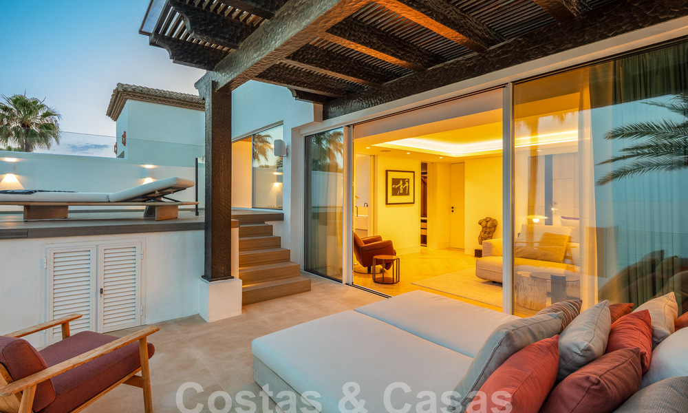 Ático superior en primera línea de playa en venta con vistas frontales al mar en Puente Romano en la Milla de Oro de Marbella 52907