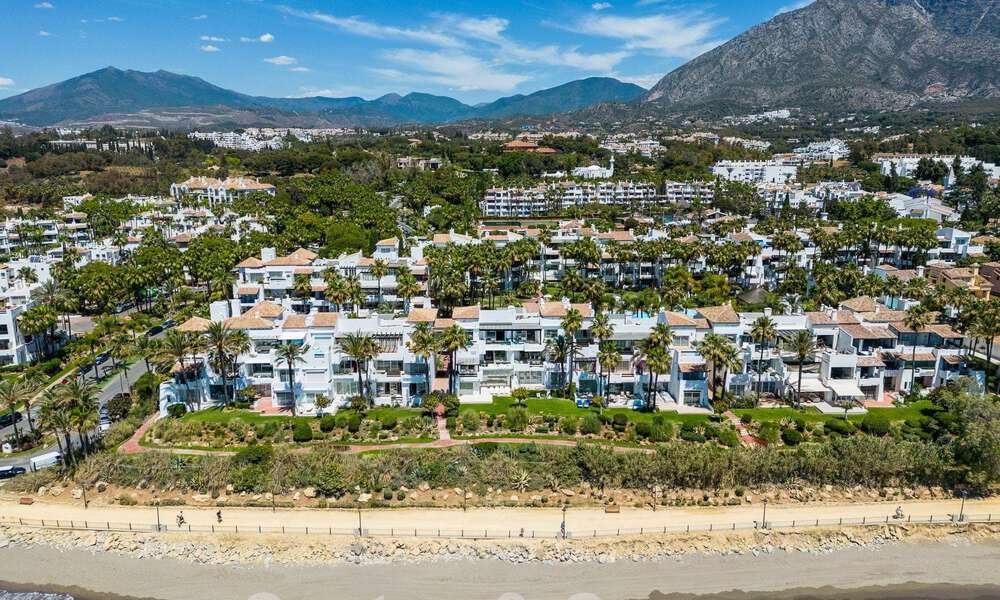 Ático superior en primera línea de playa en venta con vistas frontales al mar en Puente Romano en la Milla de Oro de Marbella 52908