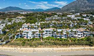 Ático superior en primera línea de playa en venta con vistas frontales al mar en Puente Romano en la Milla de Oro de Marbella 52908 
