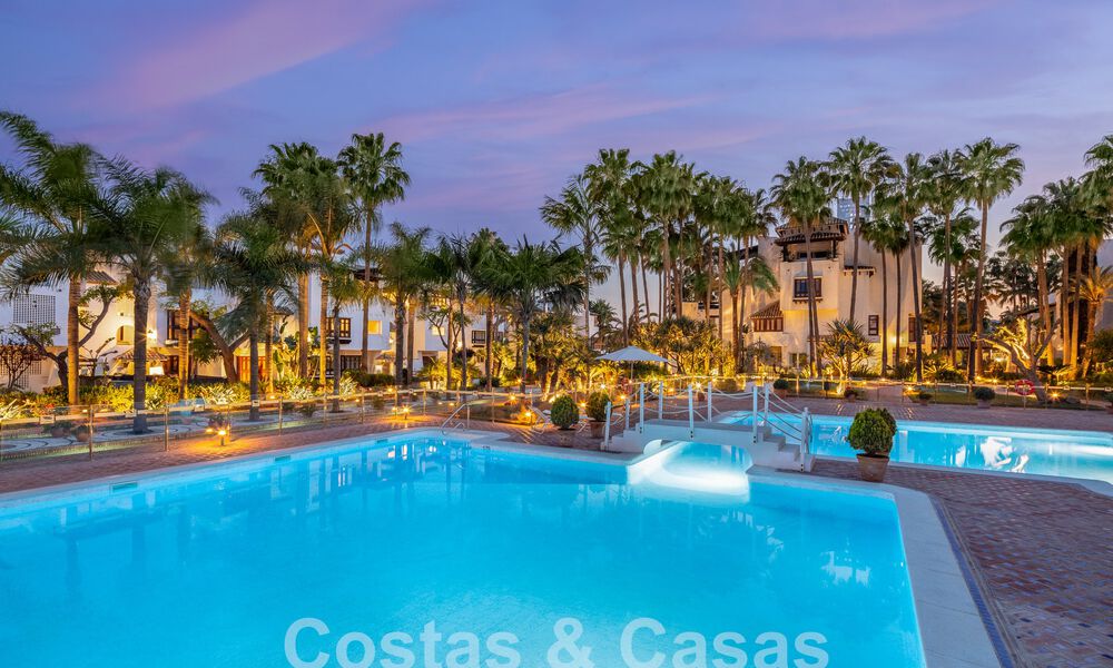 Ático superior en primera línea de playa en venta con vistas frontales al mar en Puente Romano en la Milla de Oro de Marbella 52911