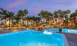 Ático superior en primera línea de playa en venta con vistas frontales al mar en Puente Romano en la Milla de Oro de Marbella 52911 