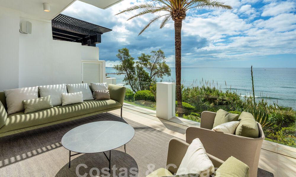 Ático superior en primera línea de playa en venta con vistas frontales al mar en Puente Romano en la Milla de Oro de Marbella 52912