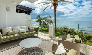 Ático superior en primera línea de playa en venta con vistas frontales al mar en Puente Romano en la Milla de Oro de Marbella 52912 