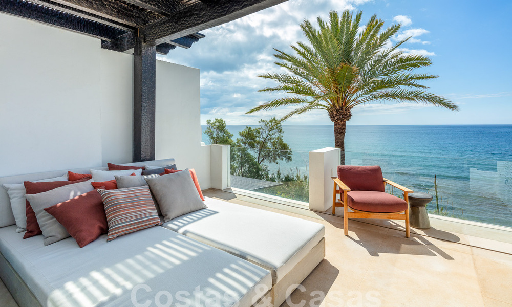 Ático superior en primera línea de playa en venta con vistas frontales al mar en Puente Romano en la Milla de Oro de Marbella 52916