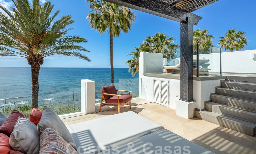Ático superior en primera línea de playa en venta con vistas frontales al mar en Puente Romano en la Milla de Oro de Marbella 52917