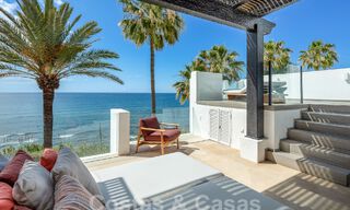 Ático superior en primera línea de playa en venta con vistas frontales al mar en Puente Romano en la Milla de Oro de Marbella 52917 