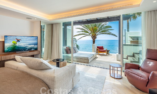 Ático superior en primera línea de playa en venta con vistas frontales al mar en Puente Romano en la Milla de Oro de Marbella 52920 