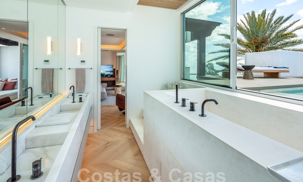 Ático superior en primera línea de playa en venta con vistas frontales al mar en Puente Romano en la Milla de Oro de Marbella 52922