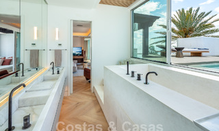 Ático superior en primera línea de playa en venta con vistas frontales al mar en Puente Romano en la Milla de Oro de Marbella 52922 