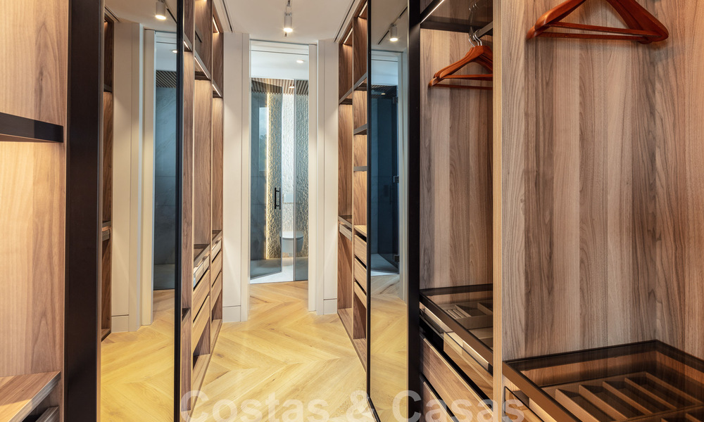 Ático superior en primera línea de playa en venta con vistas frontales al mar en Puente Romano en la Milla de Oro de Marbella 52923