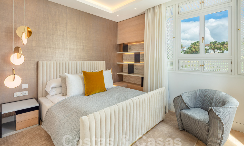 Ático superior en primera línea de playa en venta con vistas frontales al mar en Puente Romano en la Milla de Oro de Marbella 52924