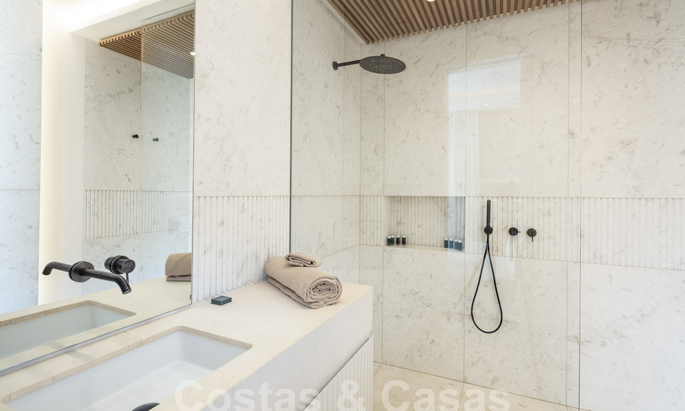 Ático superior en primera línea de playa en venta con vistas frontales al mar en Puente Romano en la Milla de Oro de Marbella 52925