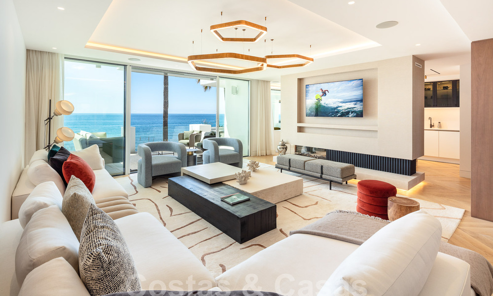 Ático superior en primera línea de playa en venta con vistas frontales al mar en Puente Romano en la Milla de Oro de Marbella 52926