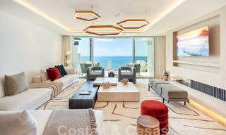 Ático superior en primera línea de playa en venta con vistas frontales al mar en Puente Romano en la Milla de Oro de Marbella 52927 
