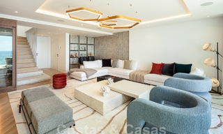 Ático superior en primera línea de playa en venta con vistas frontales al mar en Puente Romano en la Milla de Oro de Marbella 52928 