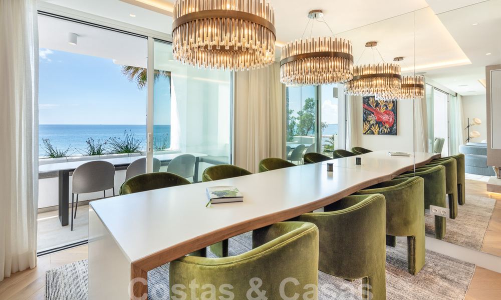 Ático superior en primera línea de playa en venta con vistas frontales al mar en Puente Romano en la Milla de Oro de Marbella 52930
