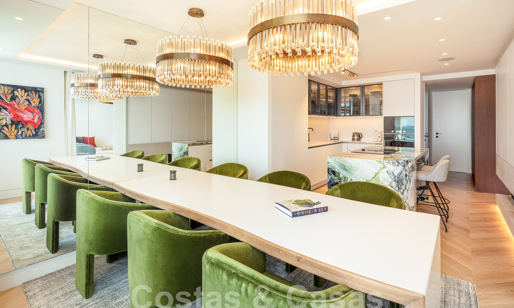 Ático superior en primera línea de playa en venta con vistas frontales al mar en Puente Romano en la Milla de Oro de Marbella 52932