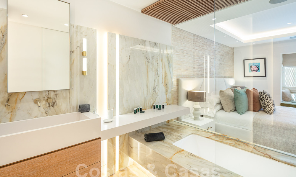 Ático superior en primera línea de playa en venta con vistas frontales al mar en Puente Romano en la Milla de Oro de Marbella 52933