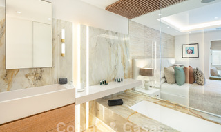 Ático superior en primera línea de playa en venta con vistas frontales al mar en Puente Romano en la Milla de Oro de Marbella 52933 