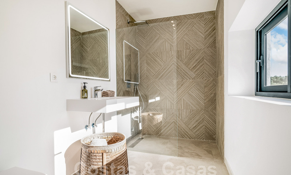 Villa mediterránea de lujo en venta con un toque modernista en Benahavis - Marbella 53105