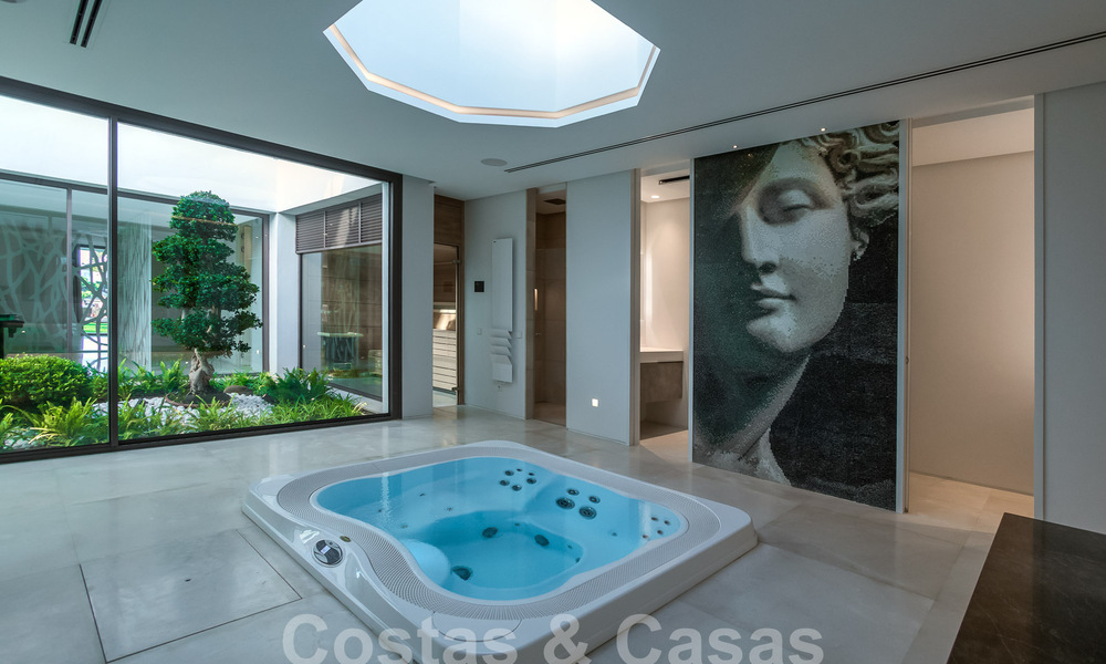 Nueva y moderna villa de lujo de 6 dormitorios en venta con vistas al mar en La Quinta, Marbella - Benahavis 54299