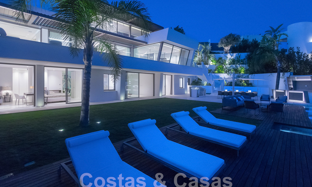 Nueva y moderna villa de lujo de 6 dormitorios en venta con vistas al mar en La Quinta, Marbella - Benahavis 54300