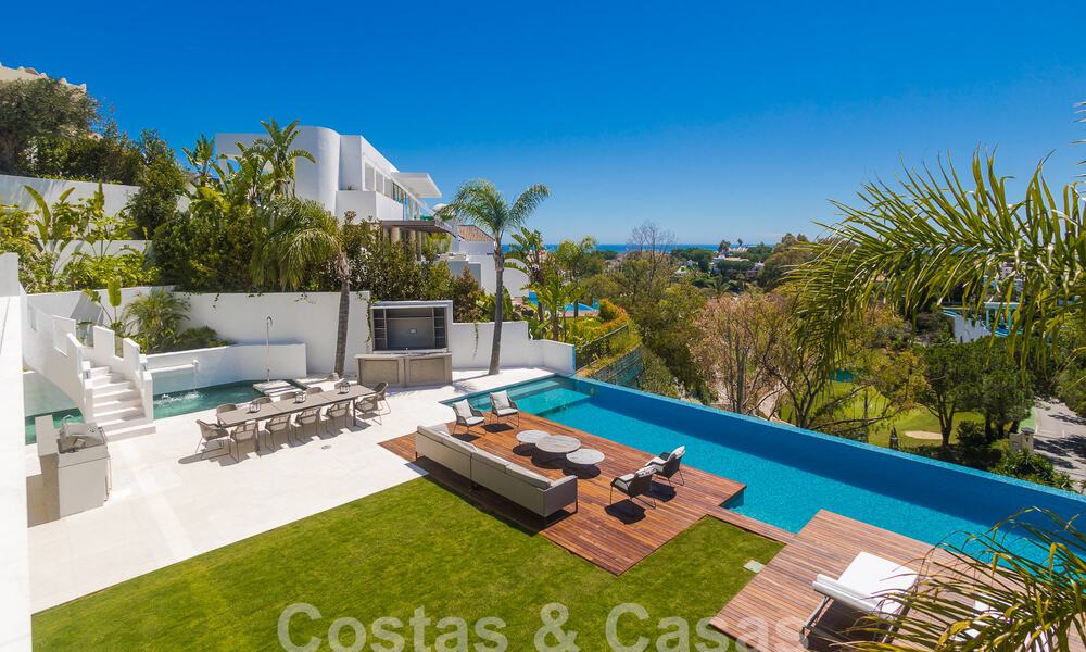 Nueva y moderna villa de lujo de 6 dormitorios en venta con vistas al mar en La Quinta, Marbella - Benahavis 54309