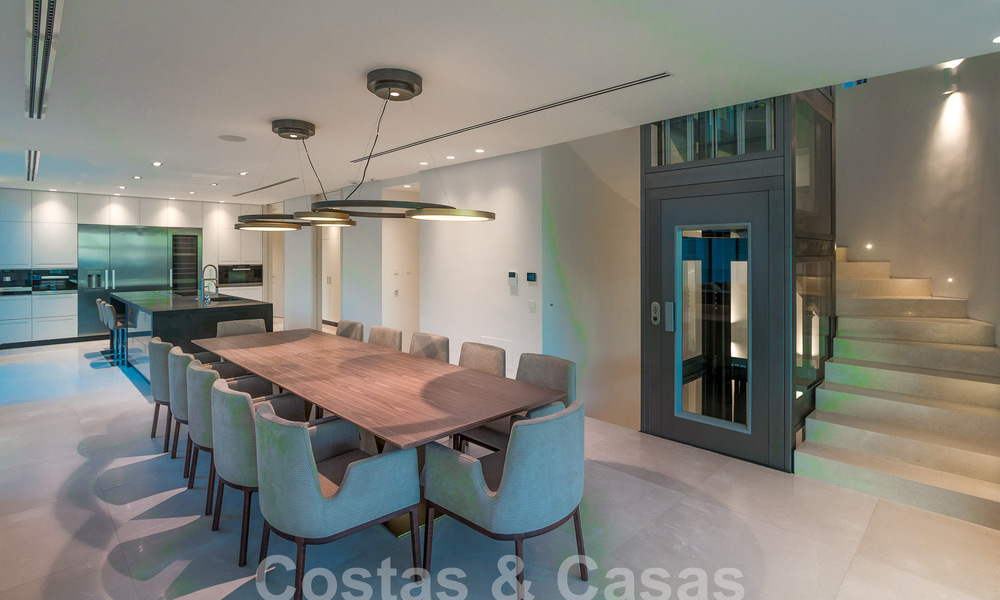 Nueva y moderna villa de lujo de 6 dormitorios en venta con vistas al mar en La Quinta, Marbella - Benahavis 54327