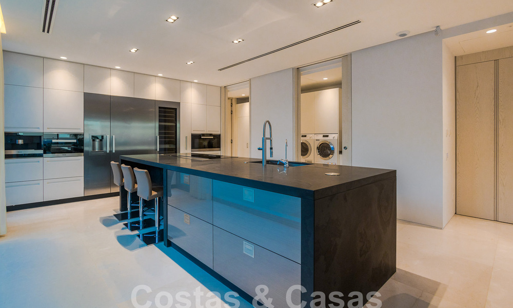 Nueva y moderna villa de lujo de 6 dormitorios en venta con vistas al mar en La Quinta, Marbella - Benahavis 54328