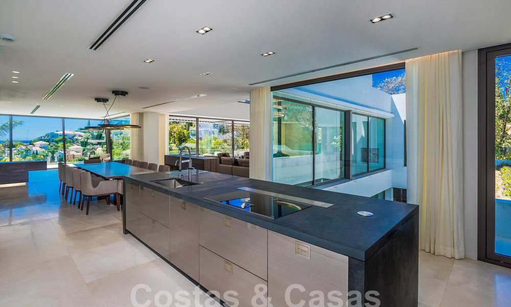 Nueva y moderna villa de lujo de 6 dormitorios en venta con vistas al mar en La Quinta, Marbella - Benahavis 54337