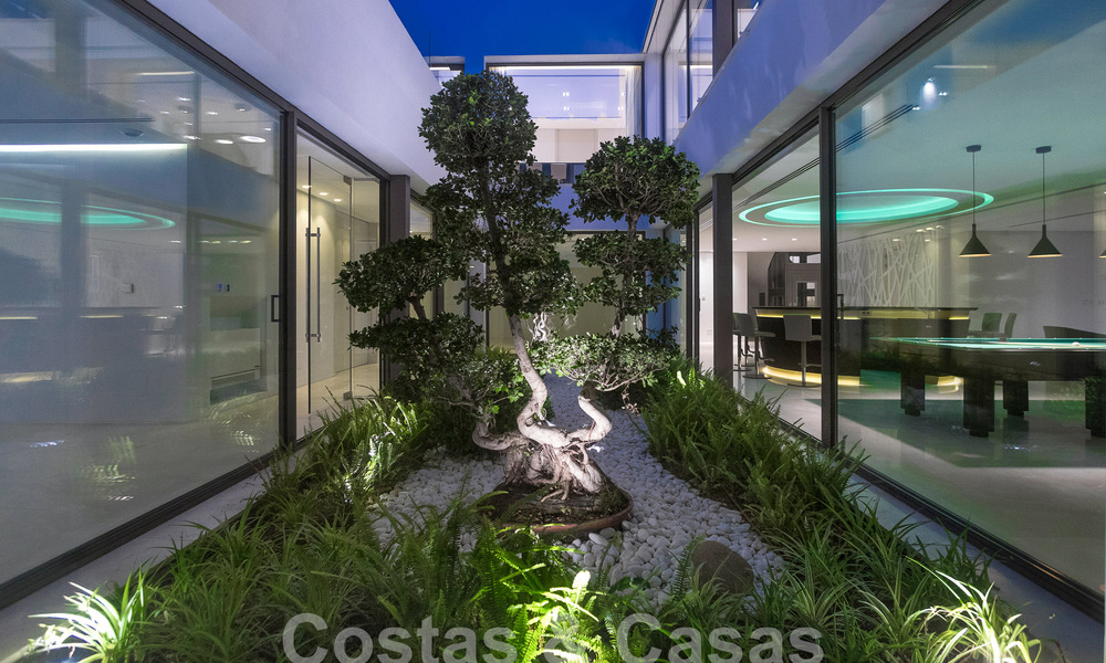 Nueva y moderna villa de lujo de 6 dormitorios en venta con vistas al mar en La Quinta, Marbella - Benahavis 54339
