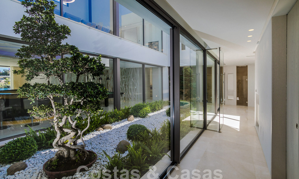 Nueva y moderna villa de lujo de 6 dormitorios en venta con vistas al mar en La Quinta, Marbella - Benahavis 54340