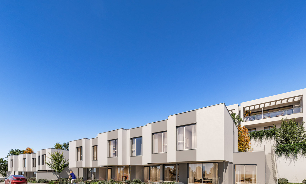 Casas adosadas nuevas y energéticamente eficientes en venta, a un paso de la playa en Elviria al este de Marbella centro 53158