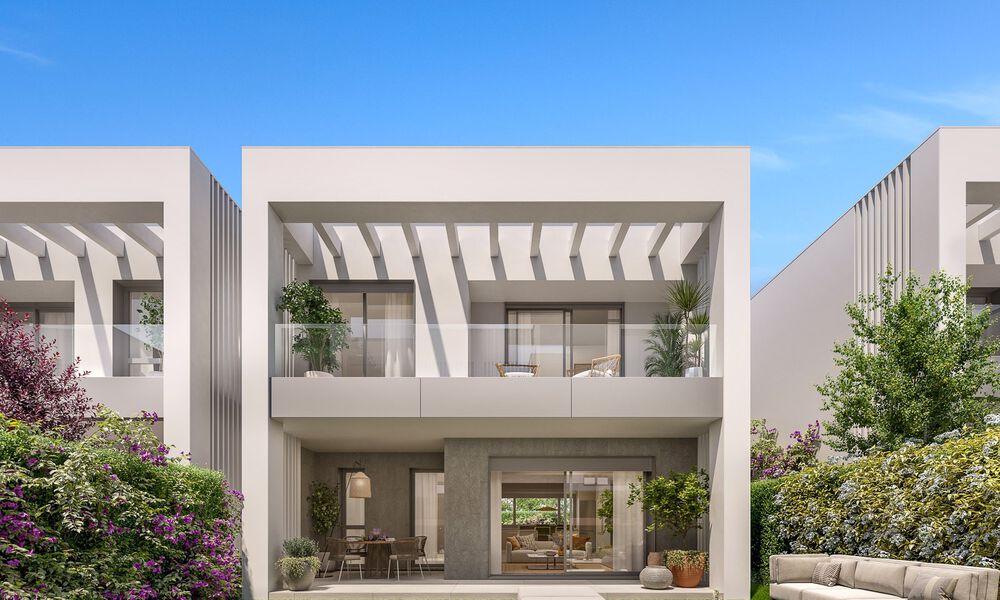 Casas adosadas nuevas y energéticamente eficientes en venta, a un paso de la playa en Elviria al este de Marbella centro 53159