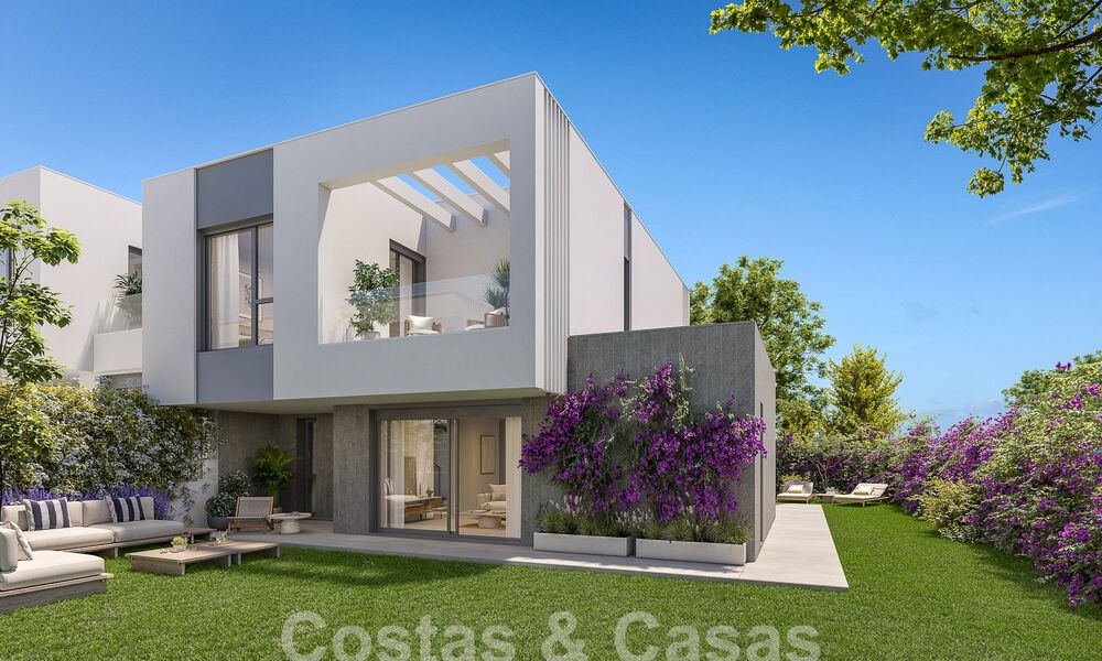 Casas adosadas nuevas y energéticamente eficientes en venta, a un paso de la playa en Elviria al este de Marbella centro 53160