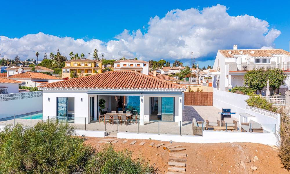 Impresionante villa de playa de estilo moderno-mediterráneo en venta con vistas frontales al mar, en primera línea de playa en Mijas, Costa del Sol 54554