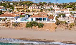 Impresionante villa de playa de estilo moderno-mediterráneo en venta con vistas frontales al mar, en primera línea de playa en Mijas, Costa del Sol 54555 