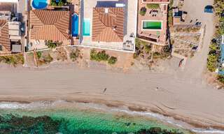 Impresionante villa de playa de estilo moderno-mediterráneo en venta con vistas frontales al mar, en primera línea de playa en Mijas, Costa del Sol 54557 