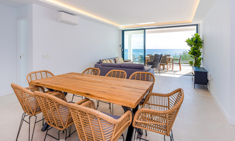 Impresionante villa de playa de estilo moderno-mediterráneo en venta con vistas frontales al mar, en primera línea de playa en Mijas, Costa del Sol 54563