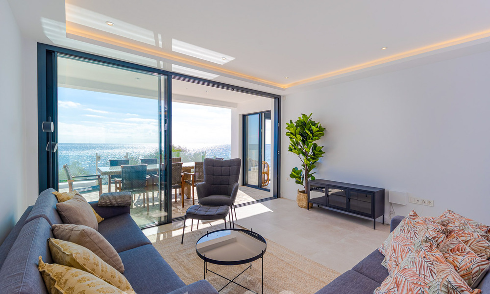 Impresionante villa de playa de estilo moderno-mediterráneo en venta con vistas frontales al mar, en primera línea de playa en Mijas, Costa del Sol 54566