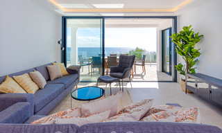 Impresionante villa de playa de estilo moderno-mediterráneo en venta con vistas frontales al mar, en primera línea de playa en Mijas, Costa del Sol 54567 