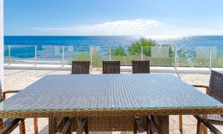 Impresionante villa de playa de estilo moderno-mediterráneo en venta con vistas frontales al mar, en primera línea de playa en Mijas, Costa del Sol 54581 