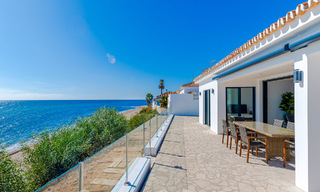 Impresionante villa de playa de estilo moderno-mediterráneo en venta con vistas frontales al mar, en primera línea de playa en Mijas, Costa del Sol 54583 