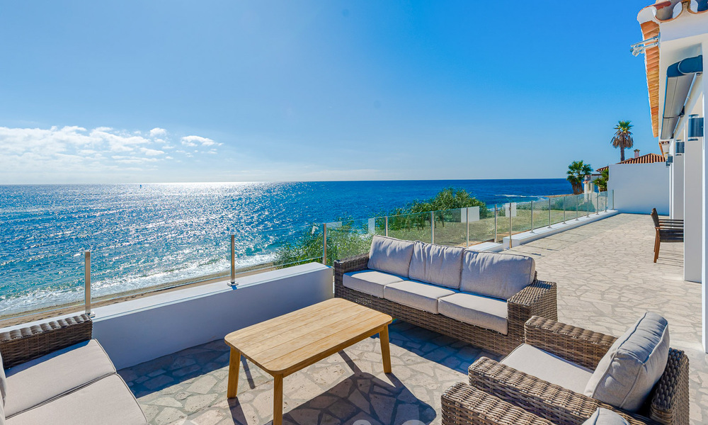 Impresionante villa de playa de estilo moderno-mediterráneo en venta con vistas frontales al mar, en primera línea de playa en Mijas, Costa del Sol 54584