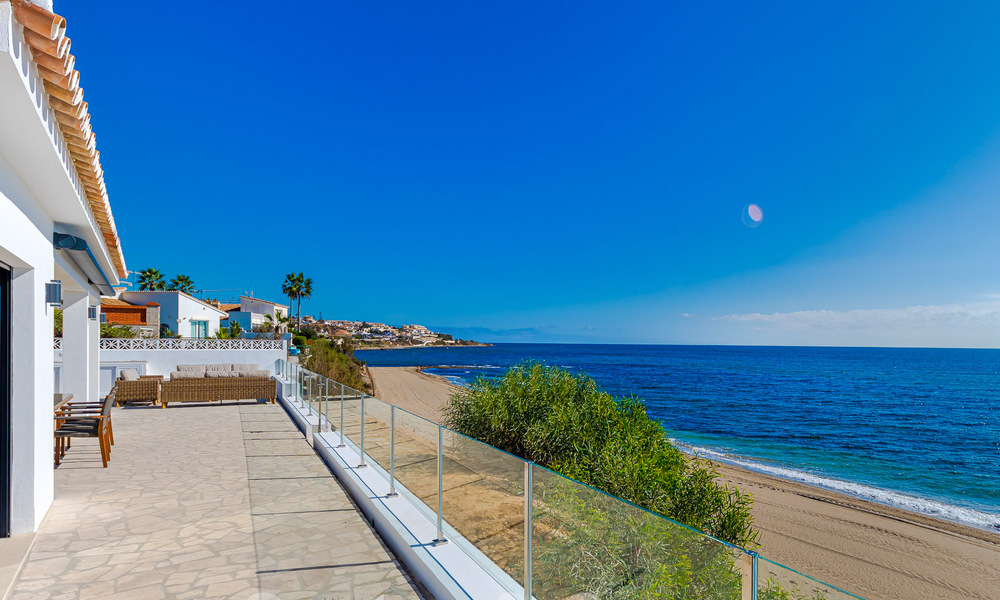 Impresionante villa de playa de estilo moderno-mediterráneo en venta con vistas frontales al mar, en primera línea de playa en Mijas, Costa del Sol 54585