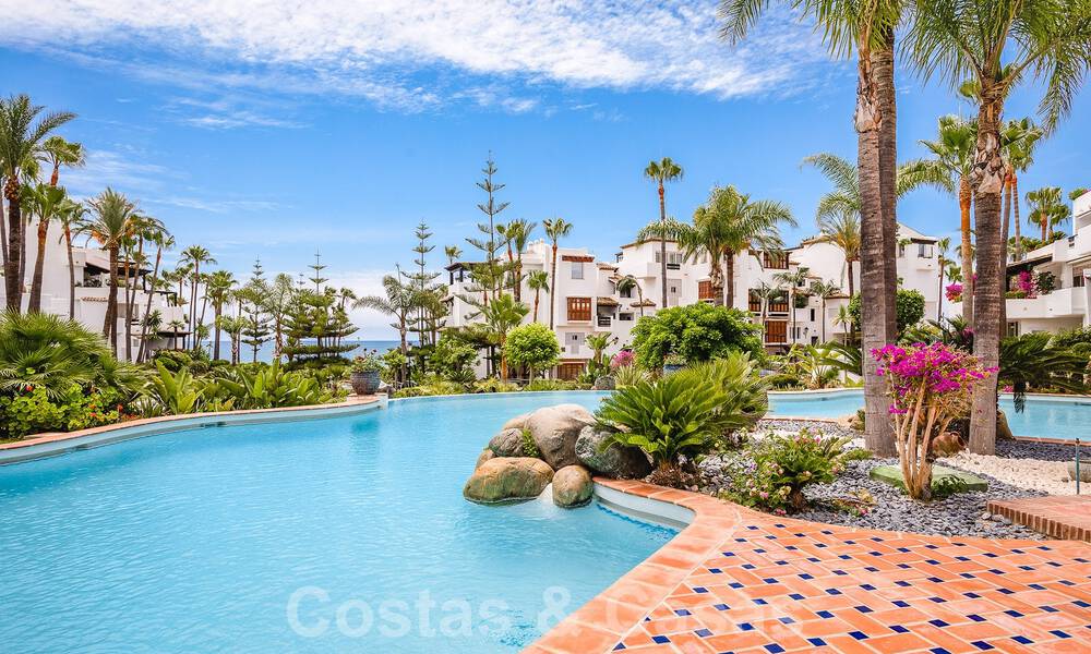 Mundano apartamento de lujo en venta, en Marina Puente Romano en la Milla de Oro de Marbella 53752