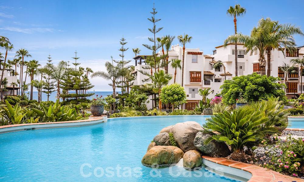 Mundano apartamento de lujo en venta, en Marina Puente Romano en la Milla de Oro de Marbella 53753